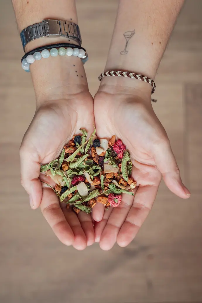 main avec de la tisane