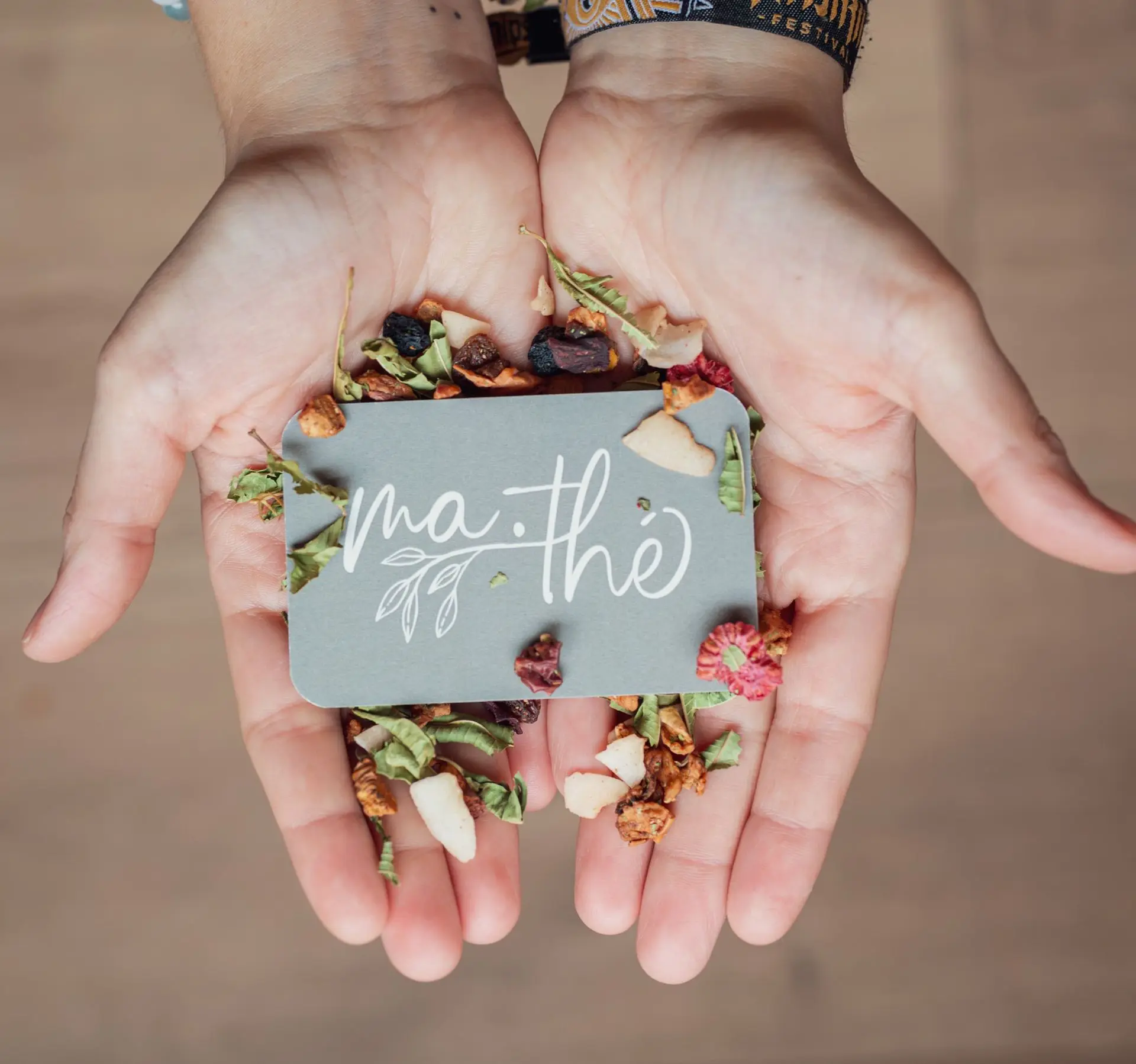 main avec du thé et le logo ma.thé