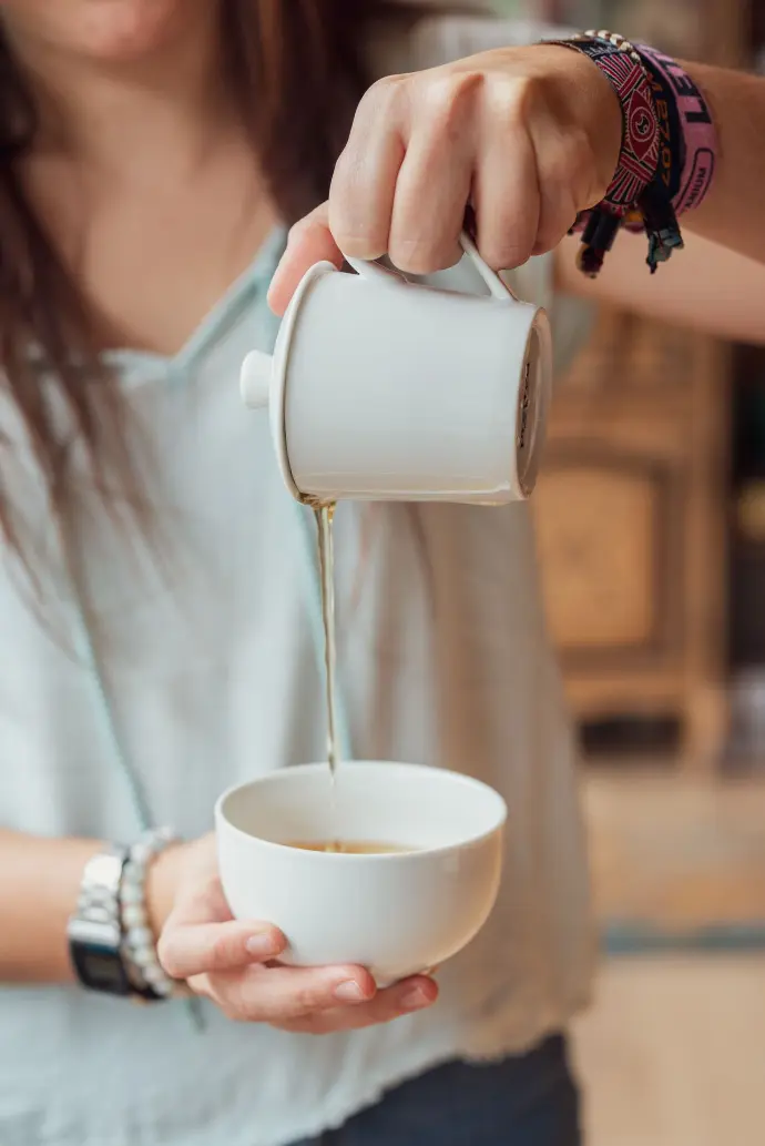 quelqu&#39;un verse du thé dans une tasse