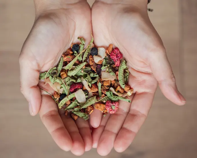 Main avec du thé dedans