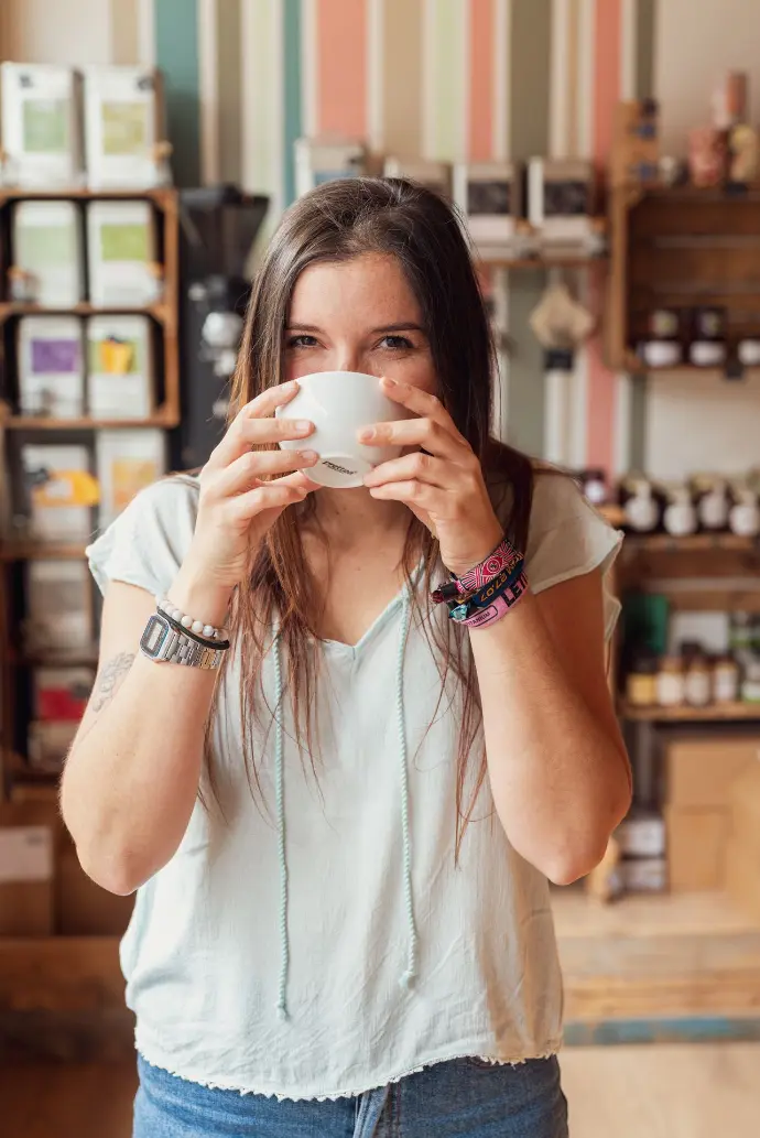 quelqu&#39;un boit du thé 