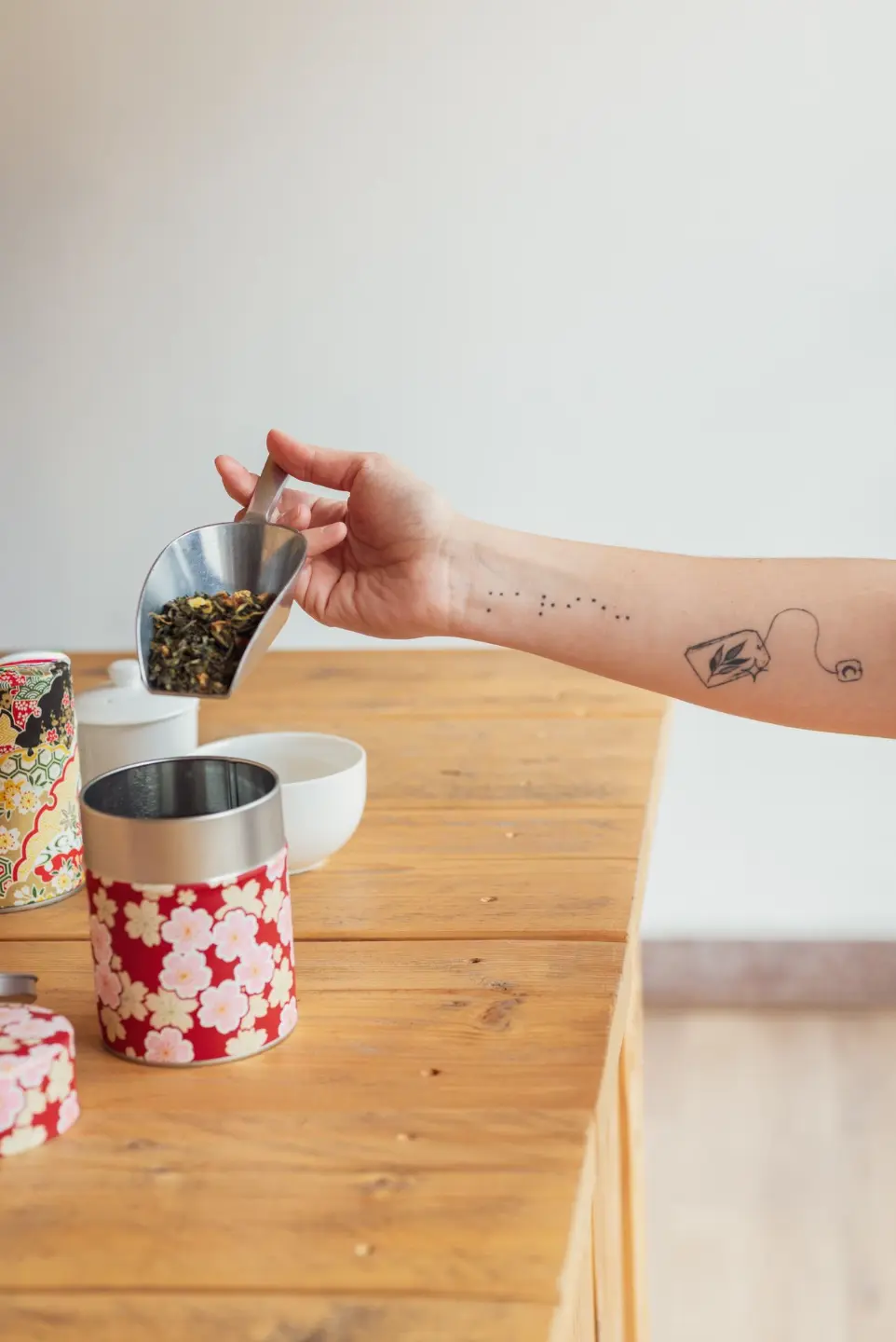 verser du thé dans une boite à thé