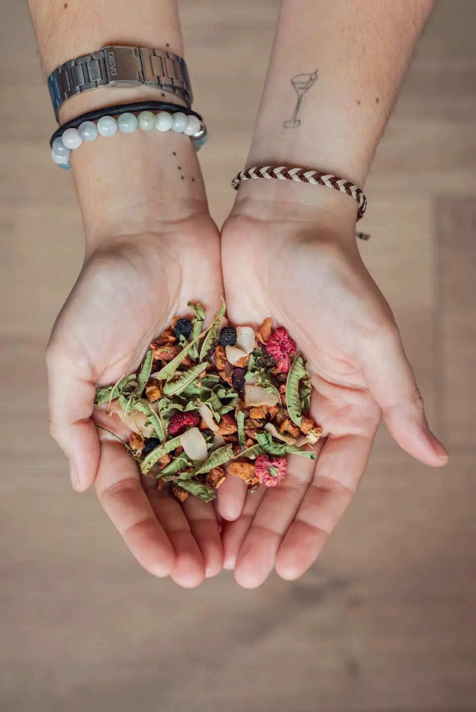 main avec du thé noir