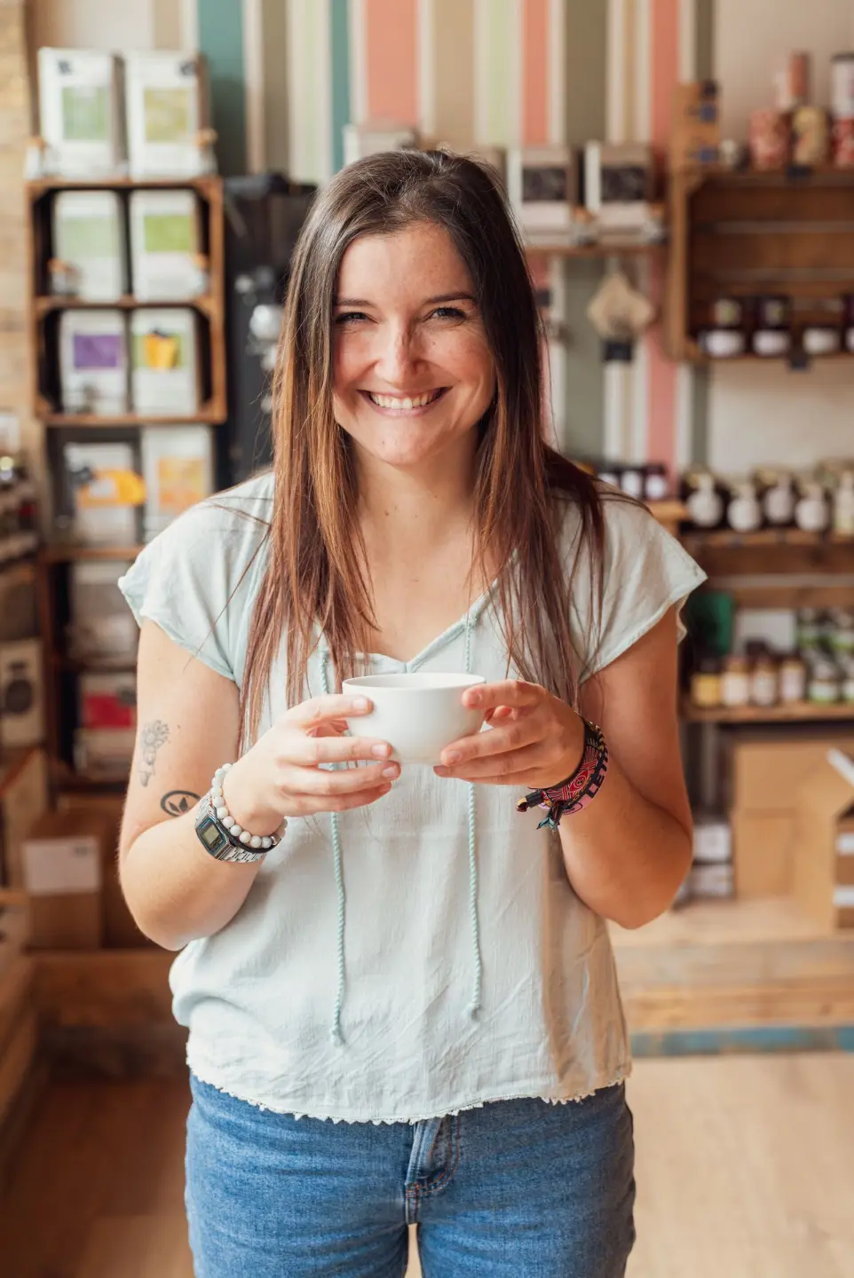 quelqu&#39;un présente sa tasse de thé